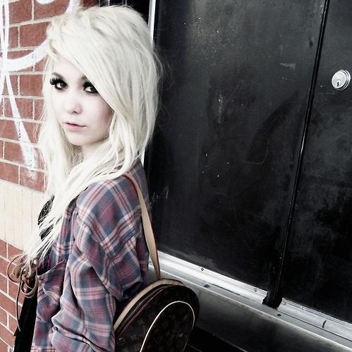 Just an ordinary girl drowning in a sea of the extraordinary. ((Fictional character. TSW-RP account.