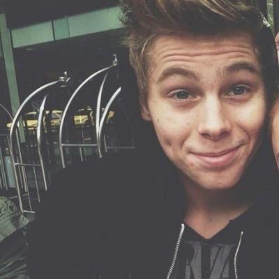 please follow @paintingcth ily :)