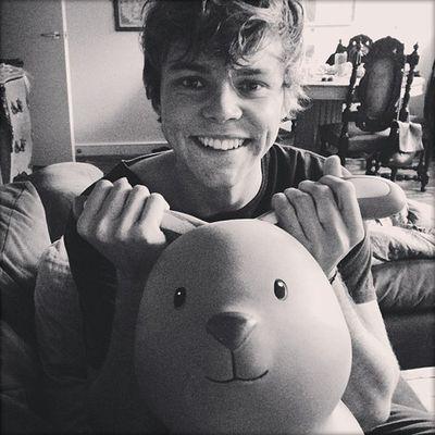 1/4 of 5sos| status: single|18