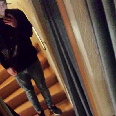 - 7teen years old.
- blue eyes
- german Boy
-0711⚽