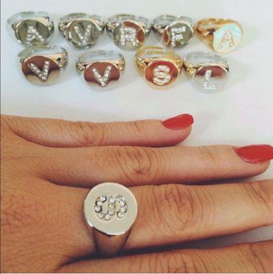 Realizzazione e vendita di bijoux su richiesta e non e molto altro!!