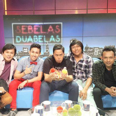 Penikmat musik @AladinBand @label_ACTPro terbentuk 16 oktober 2014, 1st: putus dipagi hari, 2nd: hhkh @Ijoyhatta vocal, Rudi gitar, @veri_aladin drum