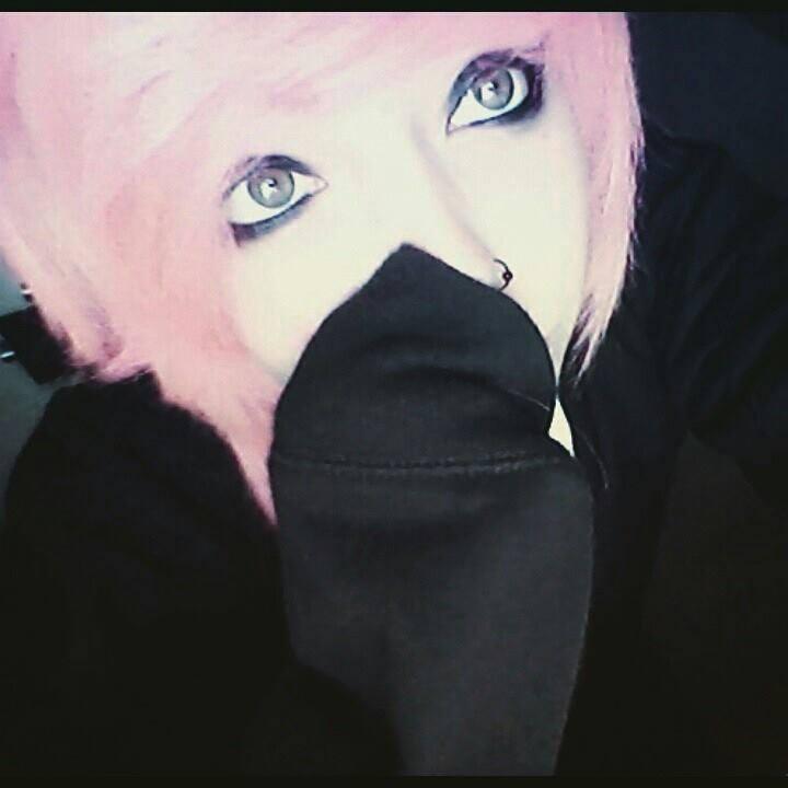 Amante de la musica, tatuajes &piercings. Musica, fotografía, mis amigos. Instagram- Michellewilliams97 // Facebook- Michelle Williams