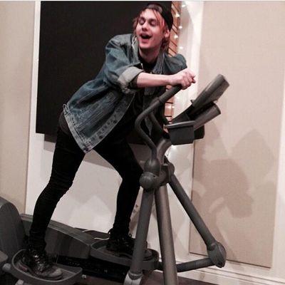 Follow @5secsofsmashing . ask her for a follow back