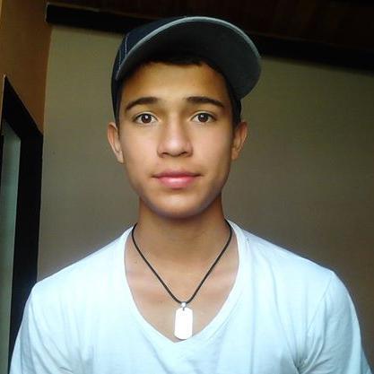 17 años. -futuro medico militar- . Futbolista