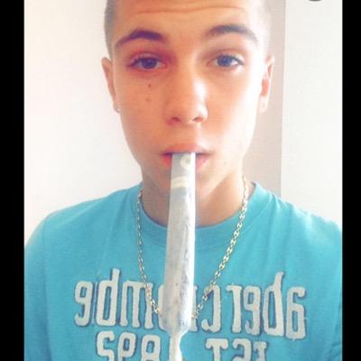 follow me everyone i follow back  16years old live in france