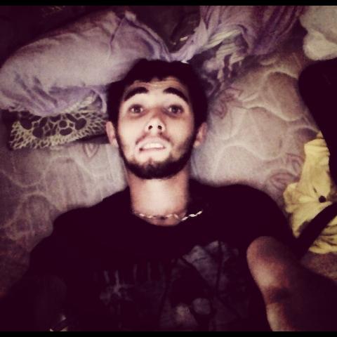 Moreno, alto,lindo, de olhos azuis, kkkk Tudo mentira. Baixo, fofo, apaixonado, 18 anos, curto skate, rock, rap, e um pouco de tudo mais cantor preferido Chorão