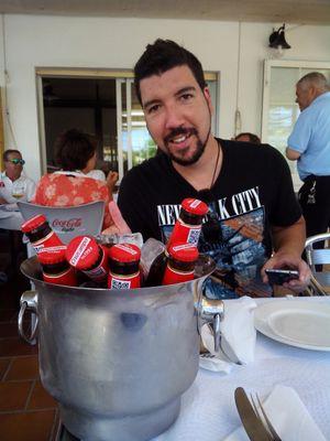 Trianero, sevillista y de la Valiente. Maestro de Ed.Física.(CEIP Hipólito Lobato, Coria del Río). Feliz con mi mujer y mi hijo.