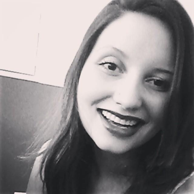 por trás do sorriso dela, vão existir coisas que você nunca entenderá...