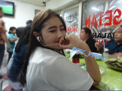 cie kepoin twitter aku. kenal prilly? aku sayang prilly loh kalau kamu? AKU PRILLVERS SURABAYA sayang @prillybie
