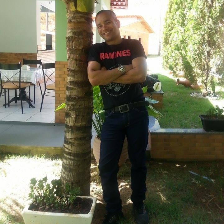 I am a man who walks alone...
Pero me gustan todas las personas que me quieren.