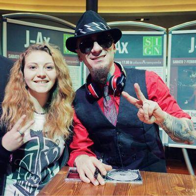 Germana_Lucia's profile picture. Perché la vita a me l'ha salvata una (tua) canzone ● Un 31 come scudo da sempre ● Spaghetti funk dalla culla alla clinica. • 2 ottobre 2014 • 7 febbraio 2015 •