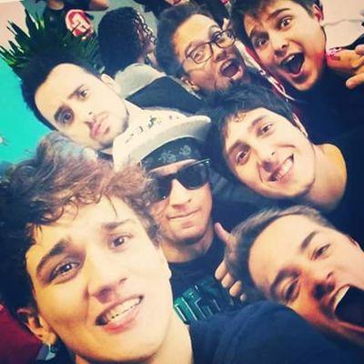 amor por youtubers, um vicio, um amor, um mundo, e varias pessoas q fazem rir com videos