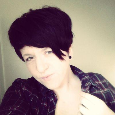 daydreamer, lizard lover, tattoo manic.     when life gives you lemons squeeze them like boobies