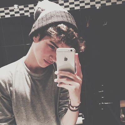 acropostale's profile picture. I'm friends with my secrets and enemies with the truth. 17 | Singer & Songwriter | Gay | FL/RP