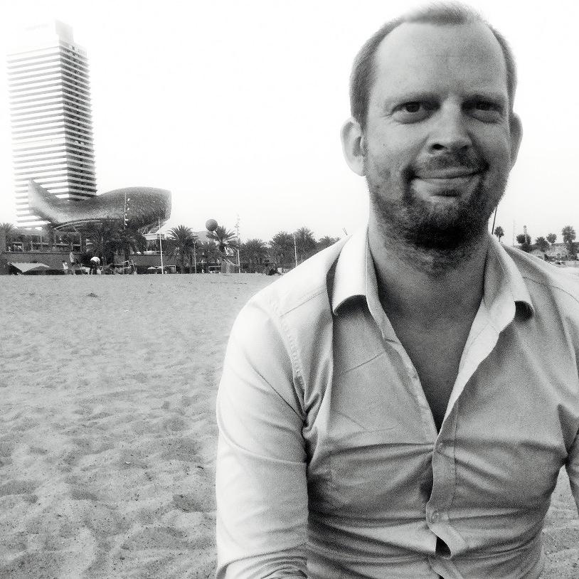 Journalist, travel editor and print production manager - getting fonder of digital publishing every day. ;-) I love photography, design, music - life.