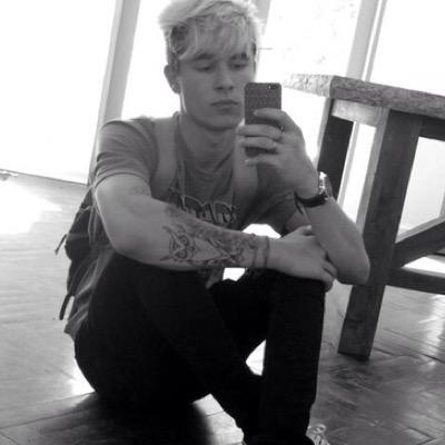 promdatekian's profile picture. 