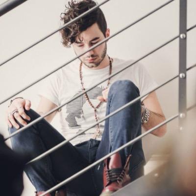 Cantante e cantautore wannabe. Nel frattempo scelgo e vendo gioielli. Amo colei che mi ha salvato e i due bat-dogs che mi hanno invaso casa.