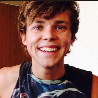 follow @bIkfairy I'll love you forever. helping my lovely friend to 1k