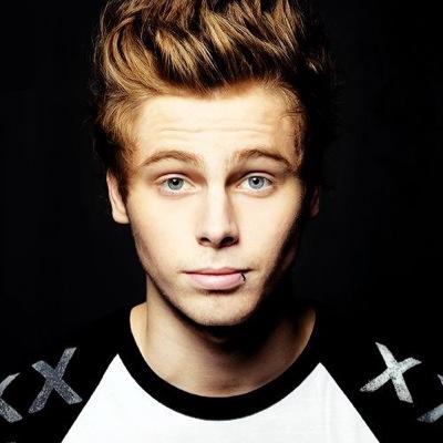 kissbuttashton's profile picture. Follow your baby mamma because she loves you and so does your fav @tapirwin