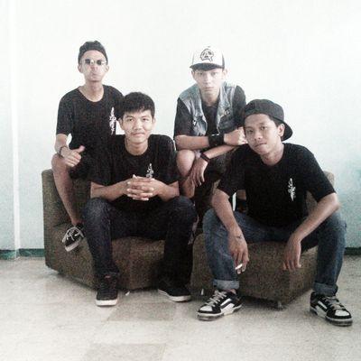 Melawan dunia, tapi manut ibuk | Ambarawa badass punkrock | @bobbybstrd @Rizaldi_pow @fx_Galang @candraajip |