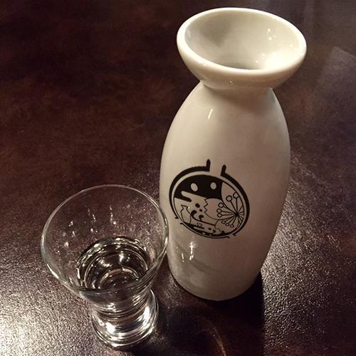 主が持ち込んだ現世の酒を飲みまくるきれいな方の次郎太刀さ。常に酔ってるから適当な事しか言ってないよ。補足：刀剣乱舞の非公式botです。日本酒の名前を覚えたいと思って作っただけのシロモノです。たまに日本酒以外もつぶやきます。ほぼほぼ自動ツイート。少しずつ増やしていきます。
