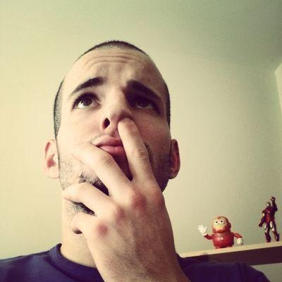 Apenas um idiota,