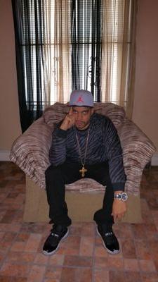 mi gente soy el manejador de  yadi la figura canta  urbano  para mas info llama a 267-997-4369