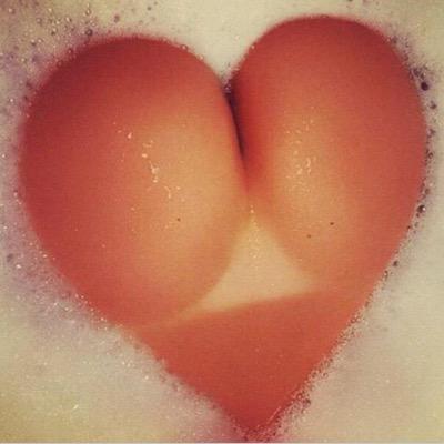 Send booty pics or nudes, submissions are also accepted. 100% anonymous