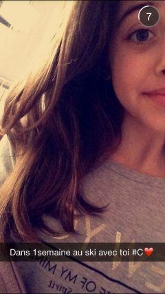 en couple ,15 ans , instagrameuse ,brune,amoureuse ,chiante