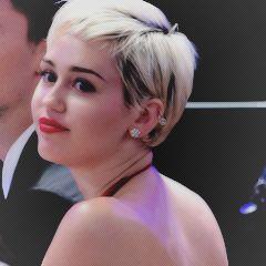 ••   Fui no M&G da Hannah Montanna, cheguei lá tinha uma tal de Miley Cyrus fazendo twerk peguei meu dinheiro de volta e fui embora  ••