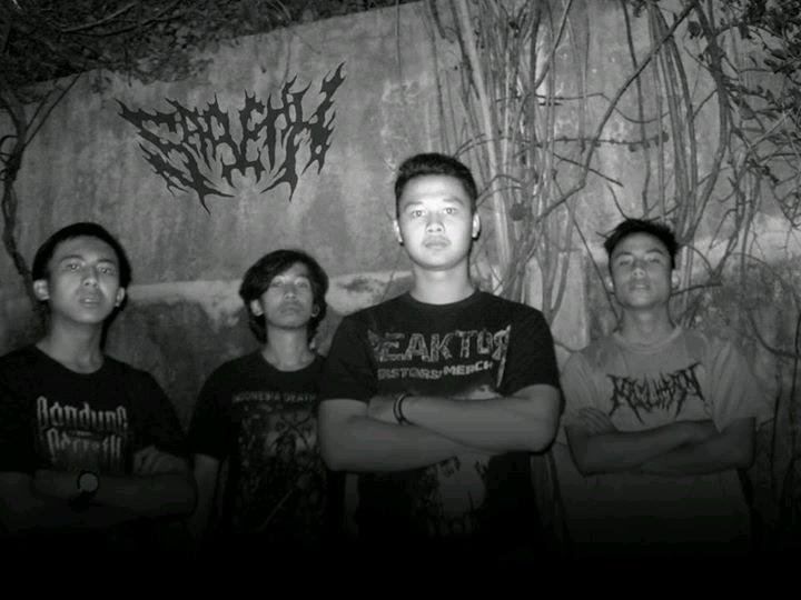 Vocal : @Gaaaliih • Drumer @Andy_ozon • Bass @Ginanjargghhkk • Guitar (Erin)
  Booking Contact : 082295005706/7C392012