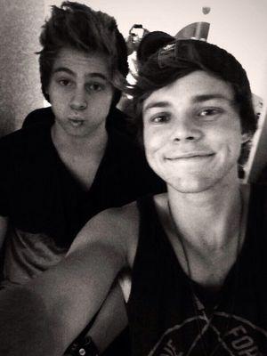 ❤Lashton shipper, 5sauce lover, @5saucefam3 is me❤