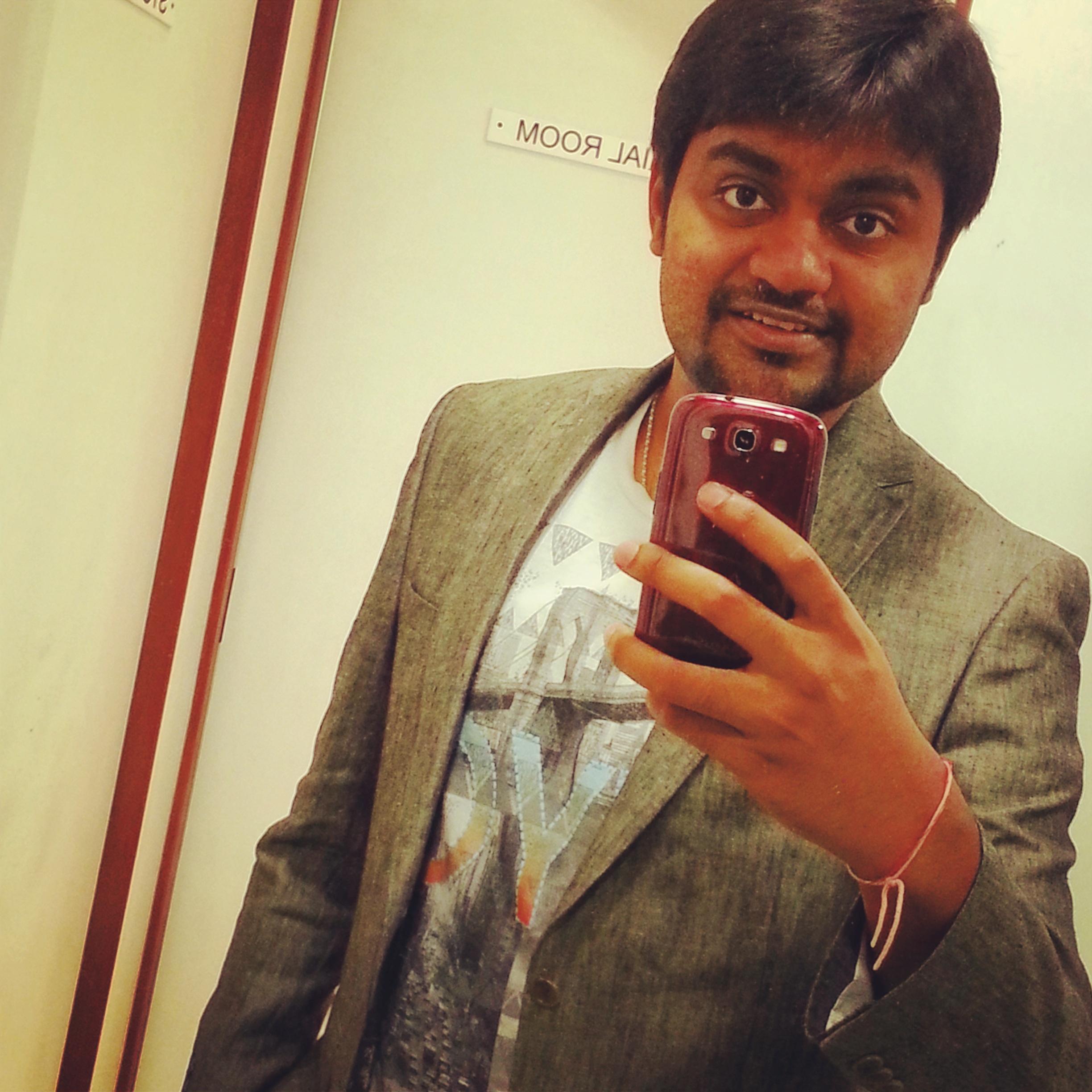 Master's grad, loves singing n hogging nything VEG unlimited sports freak ! ..