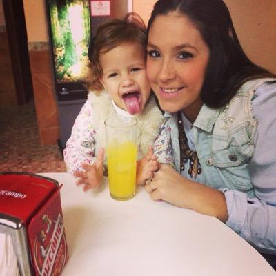 Disfrutando de los mios!Que la vida son dos dias!Feliz con lo que tengo y con lo que soy!MI HIJA mi mayor alegria ala que quiero con locura!!de pedacitos de ti!