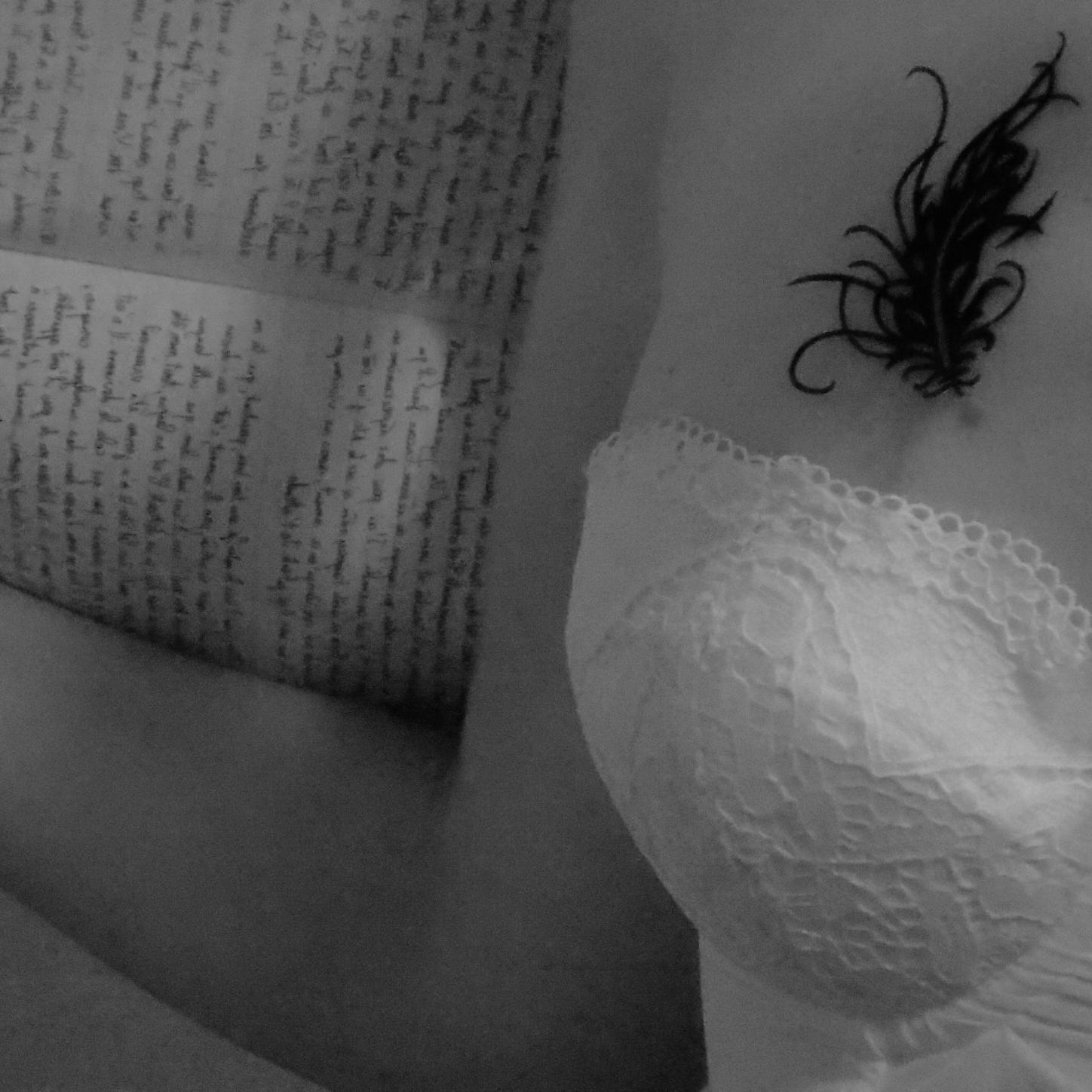 Femme de chair, d'esprit et de mots. Plume (délicatement) culottée. Et tout le reste est #Littérature, #musique, #politique et une pointe de #féminisme...