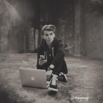 My idol sits in front of a camera ✌️