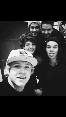 free follow from @itsmofosniall and @hesismysunshine // please help us RT link in bio/RT below ❤