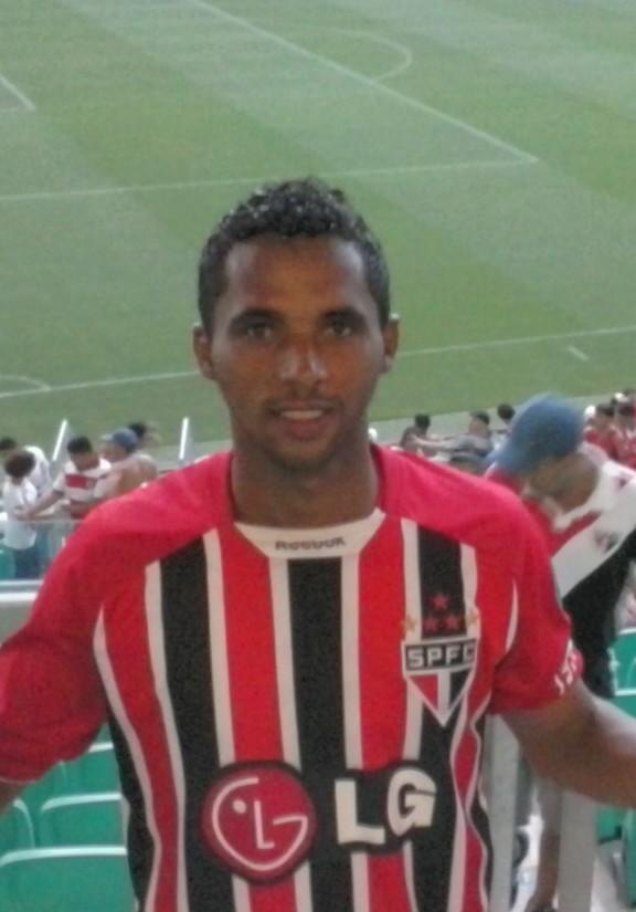 Um homem justo,simples,sincero, e louco por futebol. Que ama muito viver e está ao lado da sua família e dos amigos!!! São Paulino de coração.