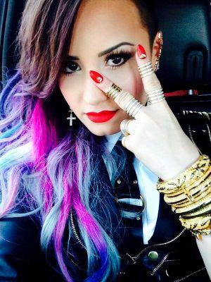 Devo ter tacado pedra na cruz pra virar fã de One Direction, Justin Bieber,Demi lovato, katy Perry,fifth harmony, ed sheeran, miley cyrus, ariana grande etc.