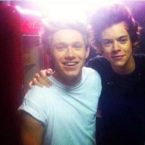 hi please follow @ohmygoshnarry since she just gave you a free follow :)