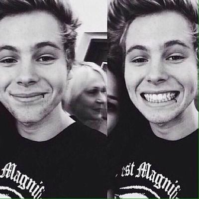 follow @lukesgoodxgirl for entertaining 5sos tweets!