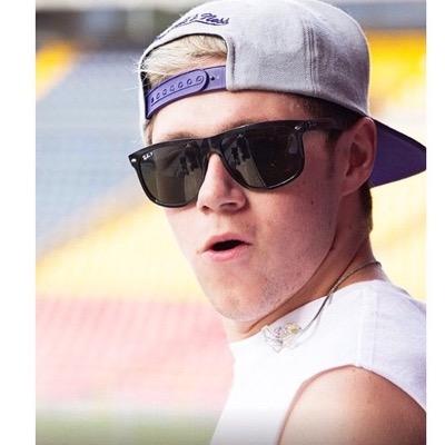please follow @NiaLLHor3n xx