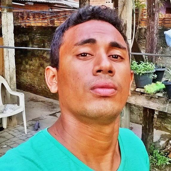 Sigo em frente, deixando Deus guiar o meu caminho.