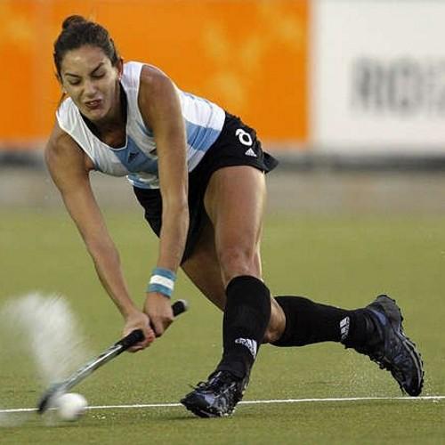 Amar  es encontrar en la felicidad de otro , tú propia felicidad :yo la  encontré en ello ....:)AMO a Lucha Aymar y a las LEONAS. Mi pasión? el  HOCKEY!!!