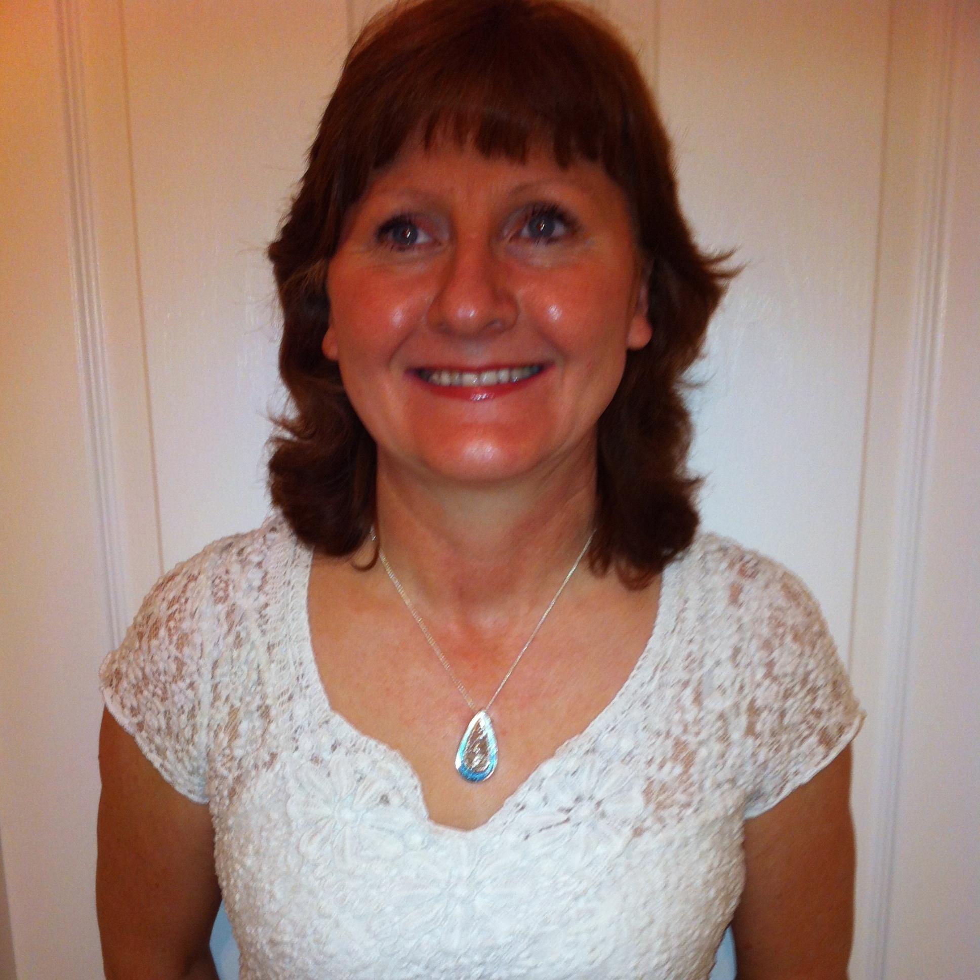keen gardener, love travelling, crafting and DIY