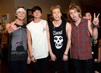 este es un grupo de fans de 5 Seconds Of Summer o en su diminutivo 5SOS, siguenos..!!