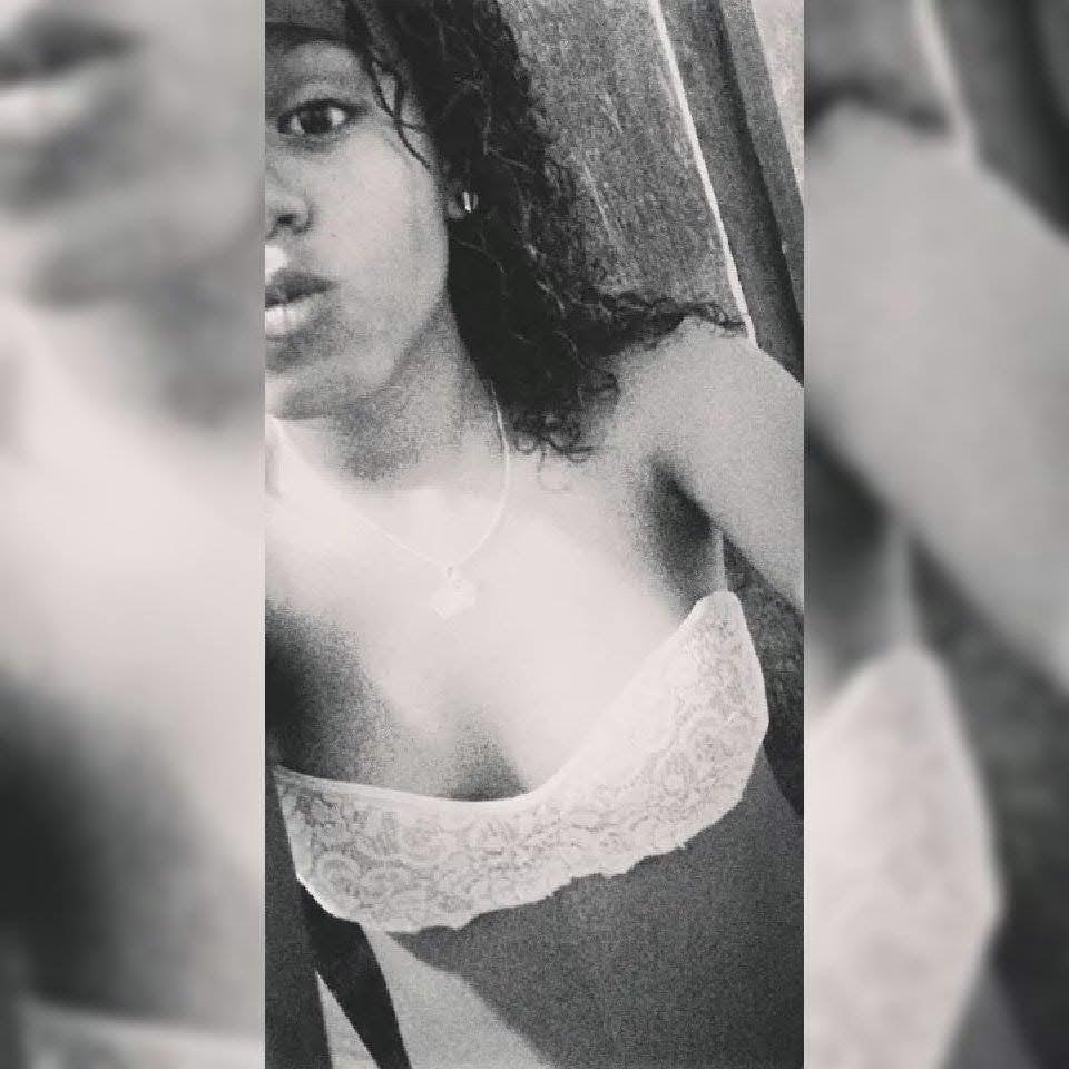 Batom na boca maquiada no cílios mais se vacila ela puxa o gatilho✌