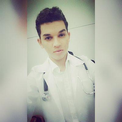 De copo sempre cheio coração vazio, tô me tornando um cara solitário e frio ♪