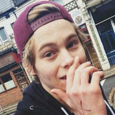 [ @kinkywithlrh ]